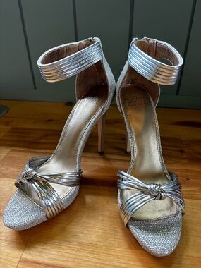 Badgley Mischka Belle Silver Glitter Knot Heels Ankle Strap Stiletto Size 7.5